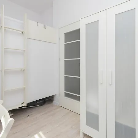 Business District 2 Bedroom For 5 Guests Wrzeszcz By Renters *